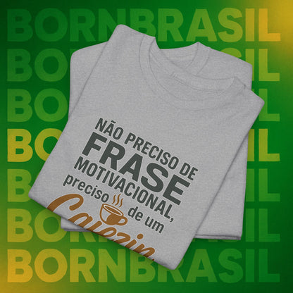 Camiseta Preciso de um Cafezin – Moda Brasileira Born Brasil
