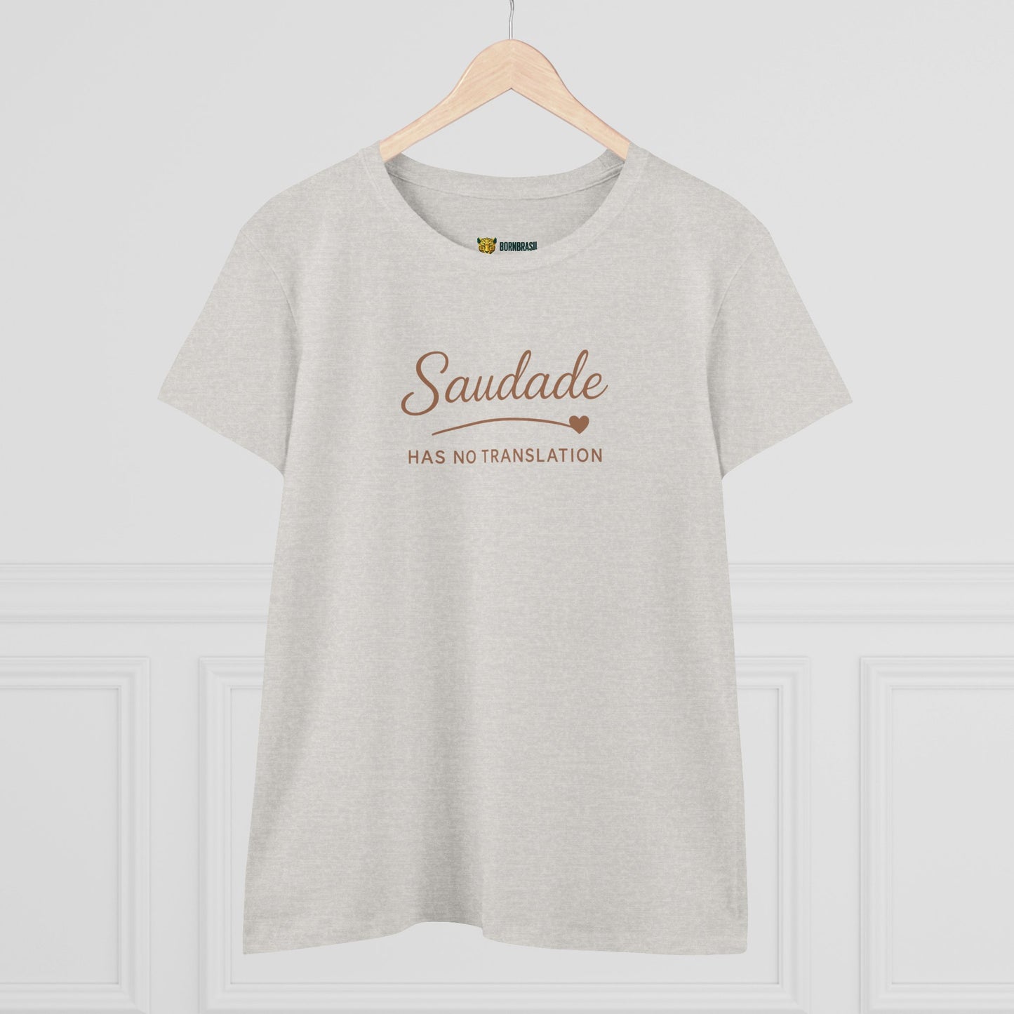 Camiseta Babylook Feminina “Saudade Has No Translation” – Identidade Brasileira | BornBrasil