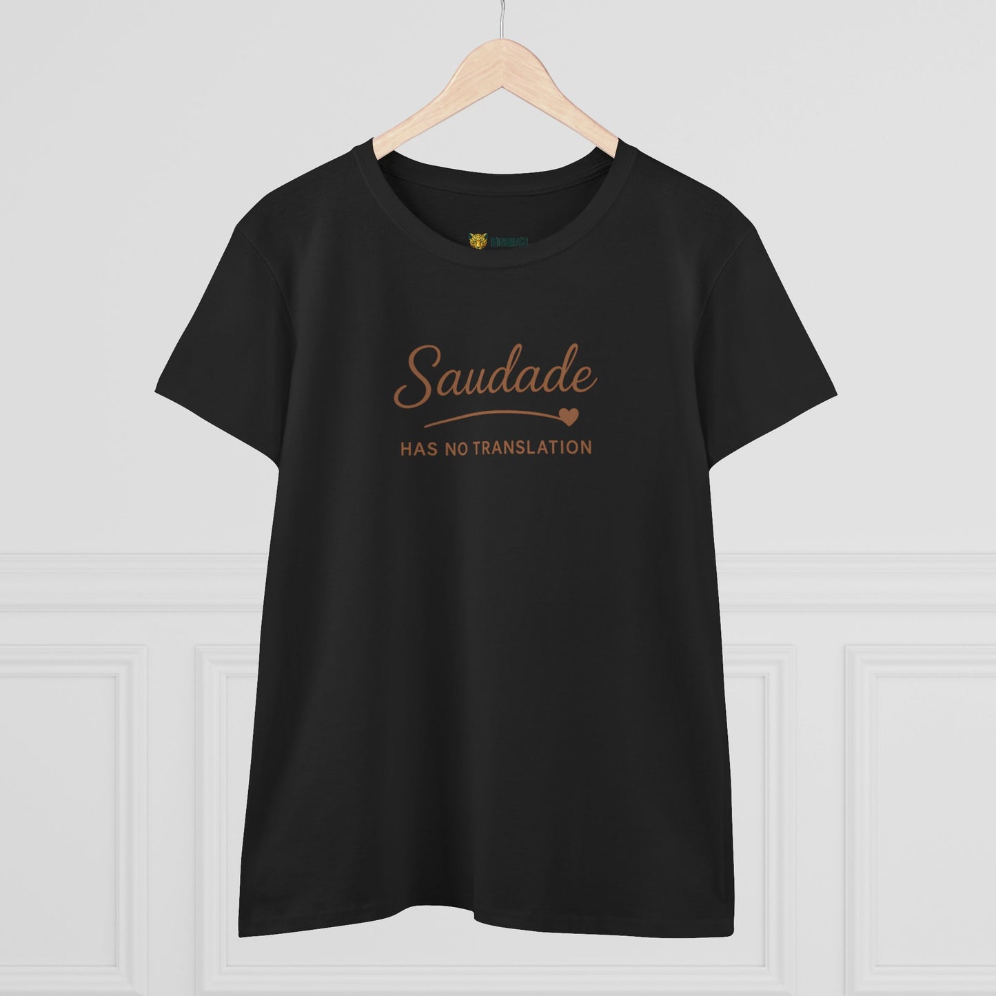 Camiseta Babylook Feminina “Saudade Has No Translation” – Identidade Brasileira | BornBrasil